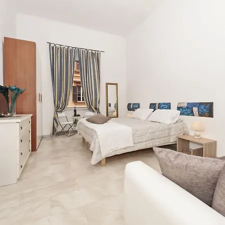 Two Flowers 招待所 3*