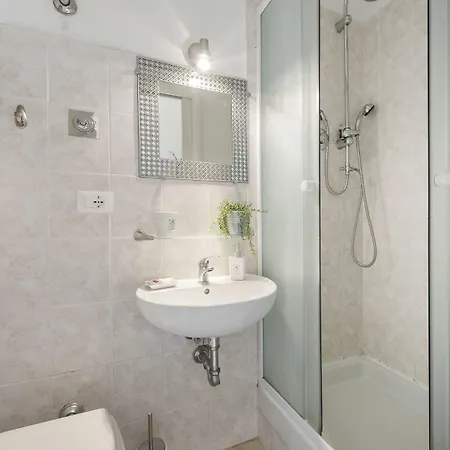 Two Flowers 招待所 3*