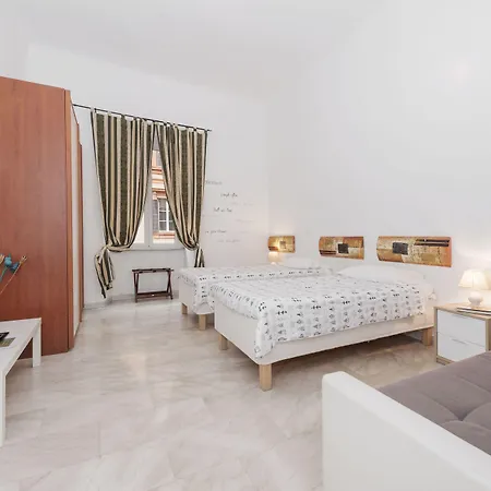 ゲストハウス Two Flowers 3*